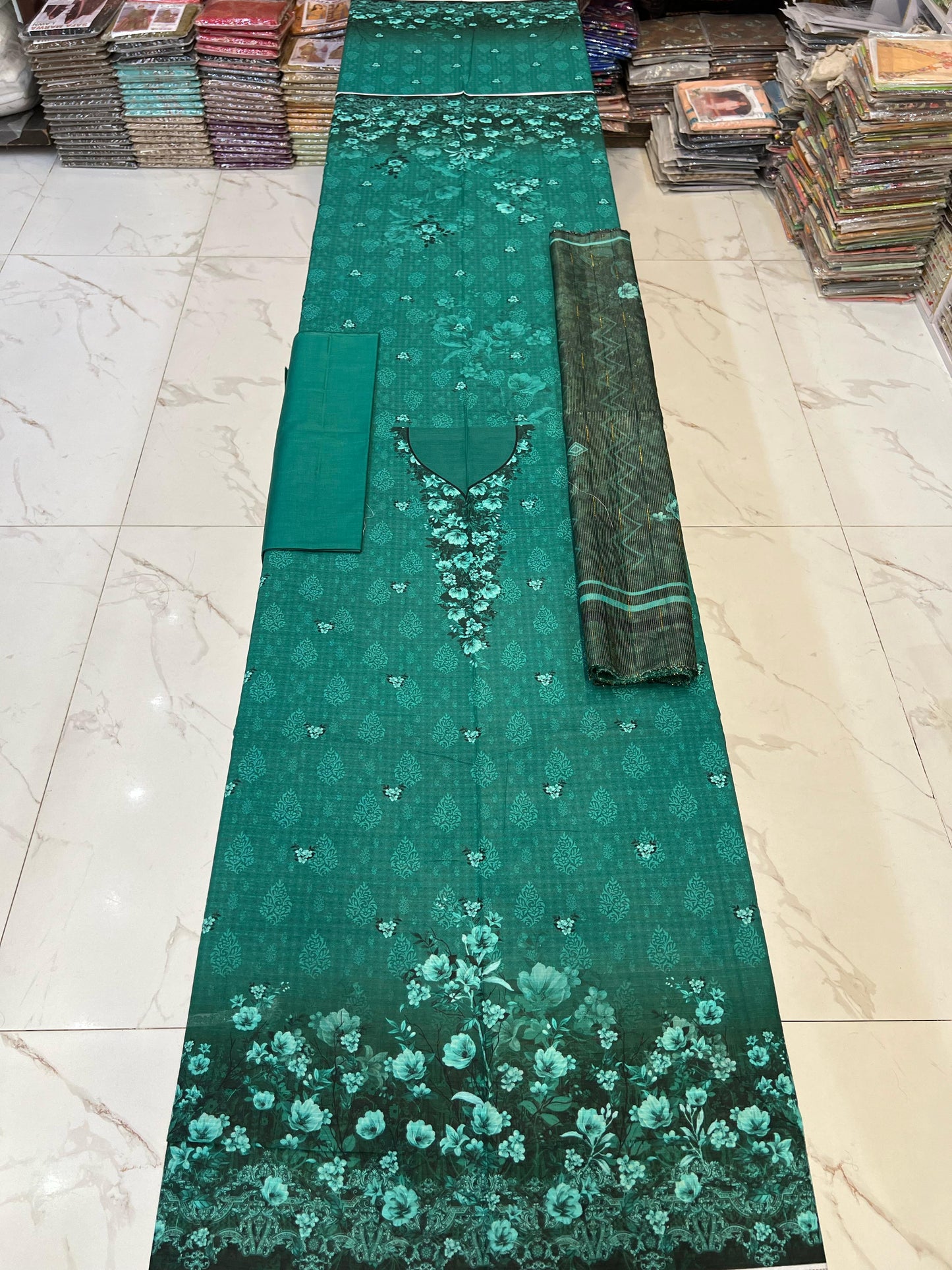 Almas Bana Dora Tarakshi Lawn